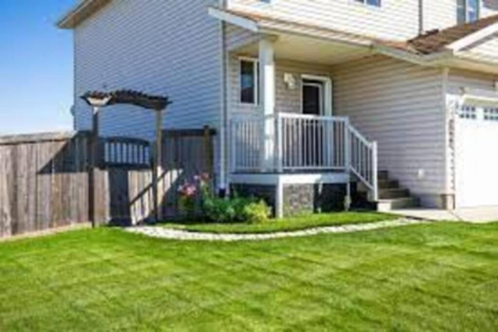Spacious Duplex Camrose Exterior photo